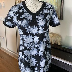 Pre loved scrub top. White cross brand. Size small.